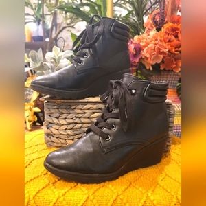 Bongo Booties, Size 9, Black, EUC